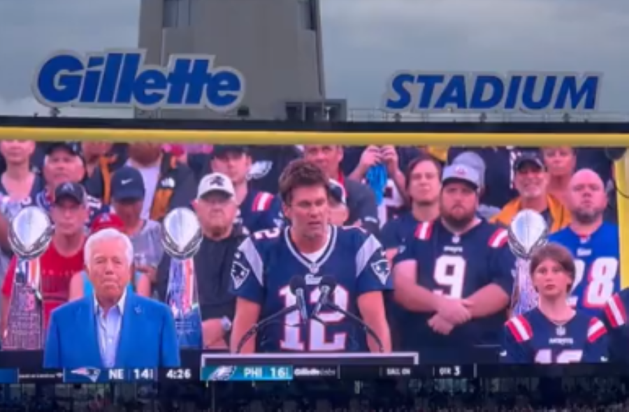 Video Tom Brady Runs Out In His Patriots Jersey For His Halftime